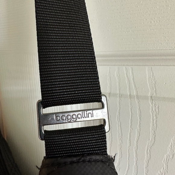 BAGGILLINI Black Quilted Multi Pocket Crossbody - Picture 4 of 11